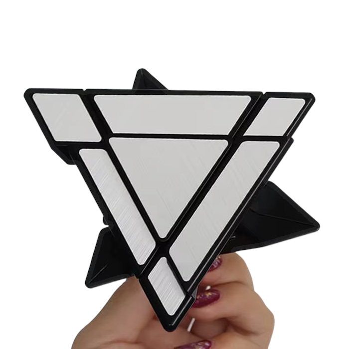 pyraminx miroir argenté dans la main