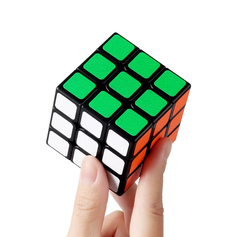 Rubiks cube tenu par une main