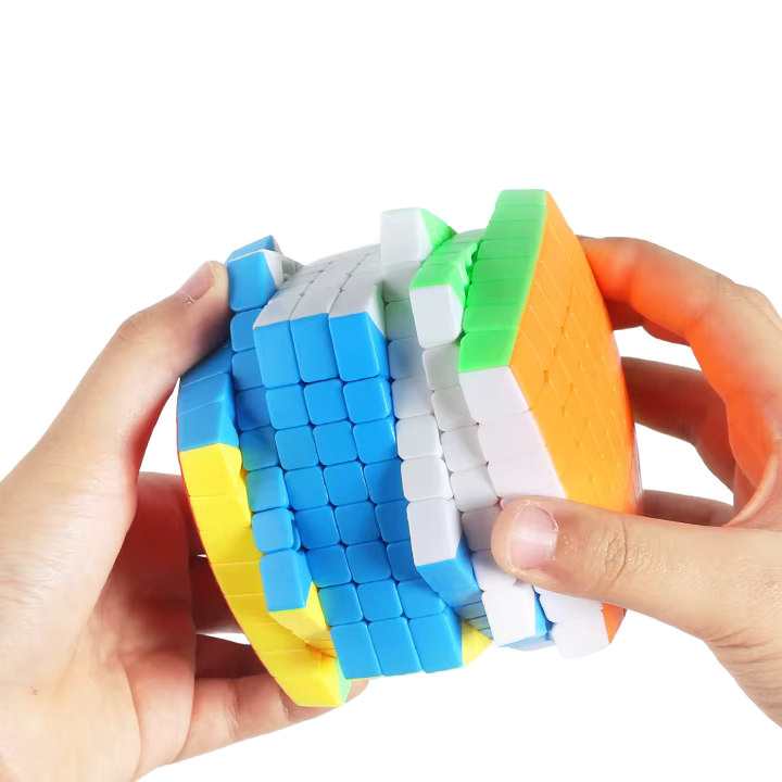 rubik's cube 8x8 arrondi entre les mains d'une personne