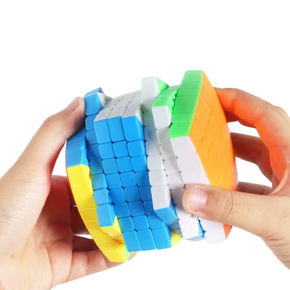 rubik's cube 8x8 arrondi entre les mains d'une personne