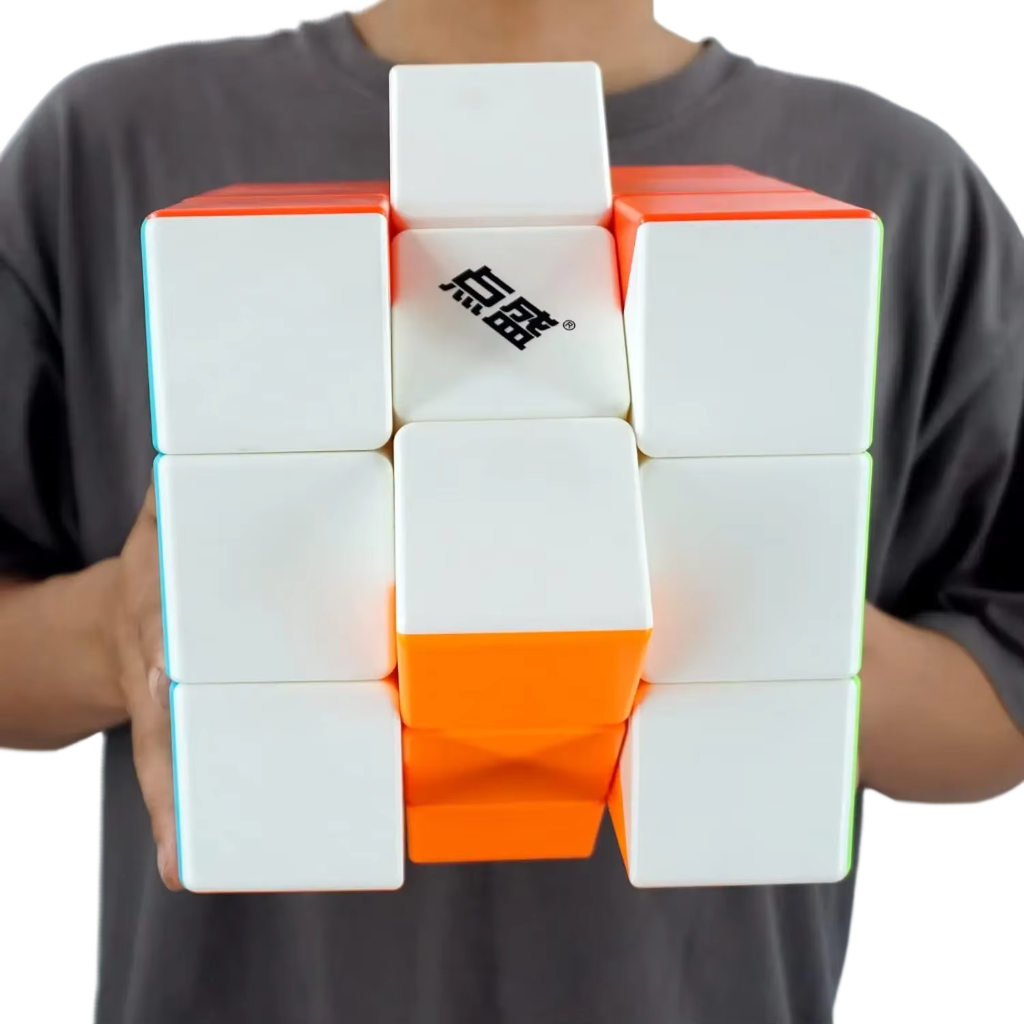 homme qui tient un rubik's cube géant stickerless