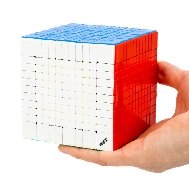 rubik's cube 11x11x11 tenu dans la main
