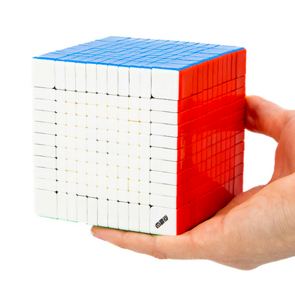 rubik's cube 11x11x11 tenu dans la main