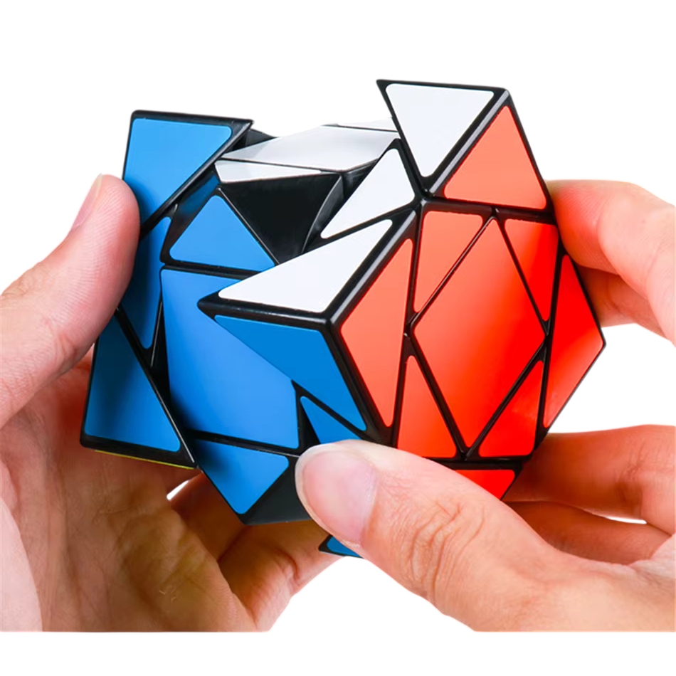 Pandora cube tenu dans la main