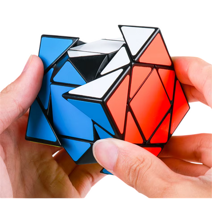 Pandora cube tenu dans la main