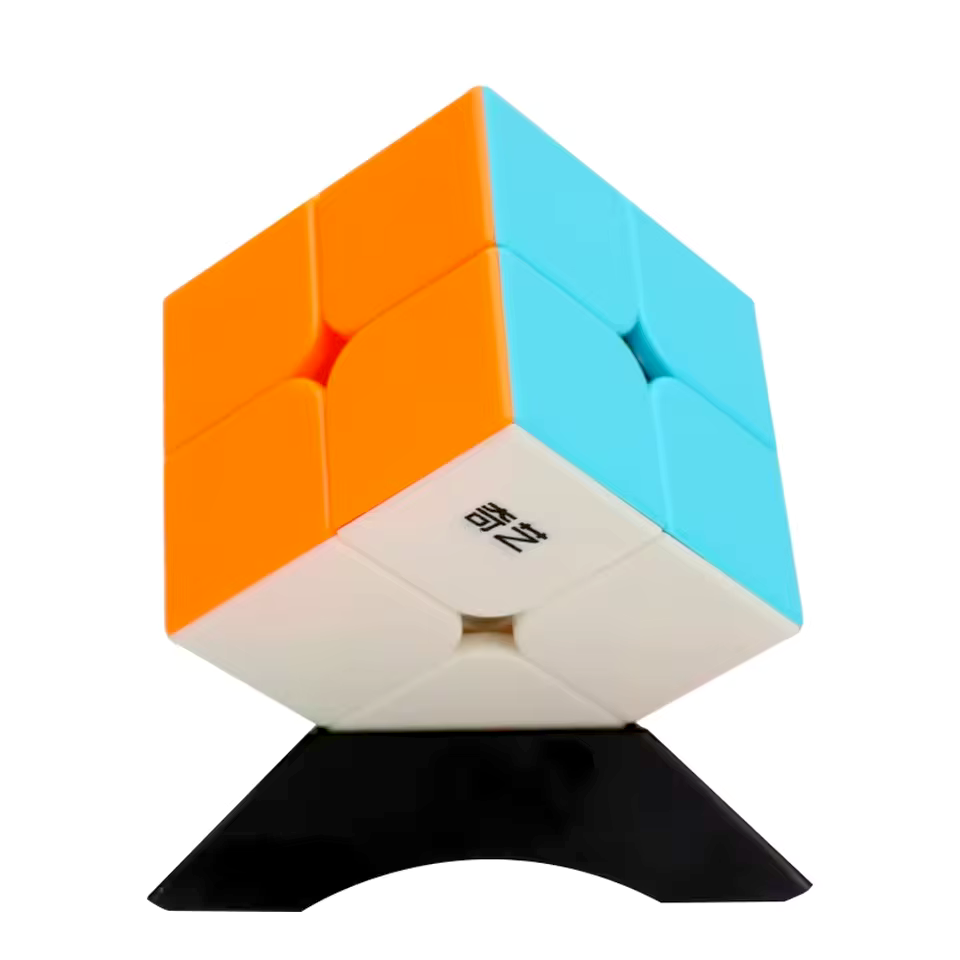 Rubik's cube 2x2 stickerless sur un socle de présentation