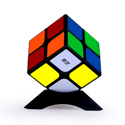 Rubik's cube 2x2 noir sur un socle de présentation