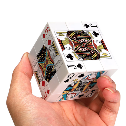 rubik's cube original avec des faces inspirées du jeu de cartes traditionnel