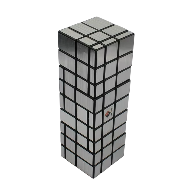 Trois Rubik's cubes miroir empilés
