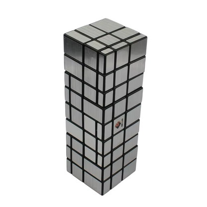 Trois Rubik's cubes miroir empilés