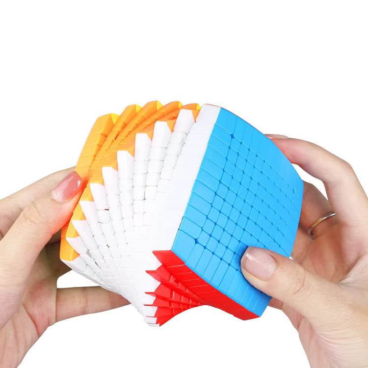 une femme en train de résoudre un rubik's cube 11x11 shengshou pillow