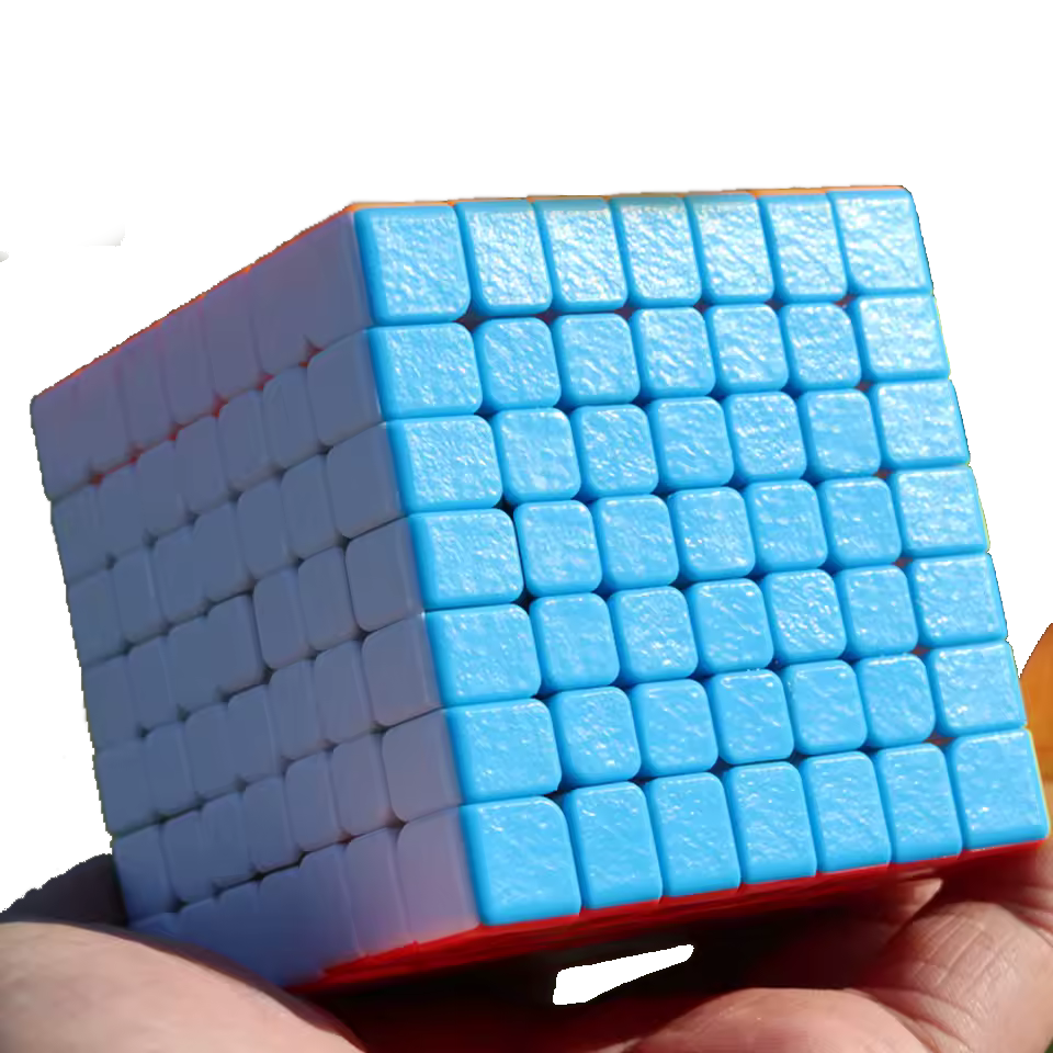 rubik's cube 8x8x8 tank tenu dans une main